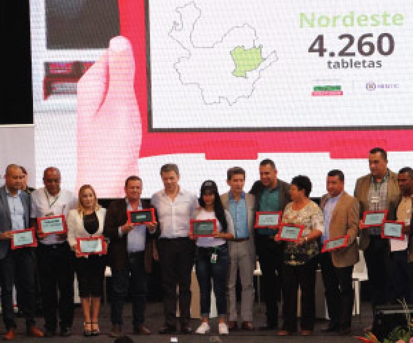 Continúa la entrega de dispositivos móviles en los municipios de Antioquia