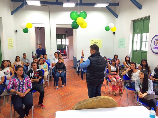 El programa Jóvenes con Futuro hace entrega de kits de estudio en Antioquia