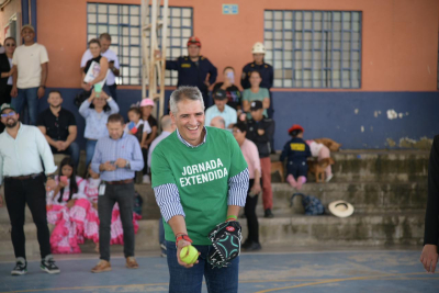 En una institución educativa rural de El Peñol, Gobernador Andrés Julián lanzó el programa de jornada extendida educativa