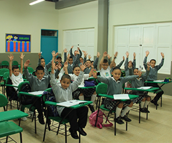 A partir del 4 de julio los estudiantes y maestros de los establecimientos educativos oficiales de Antioquia, regresarán a clases